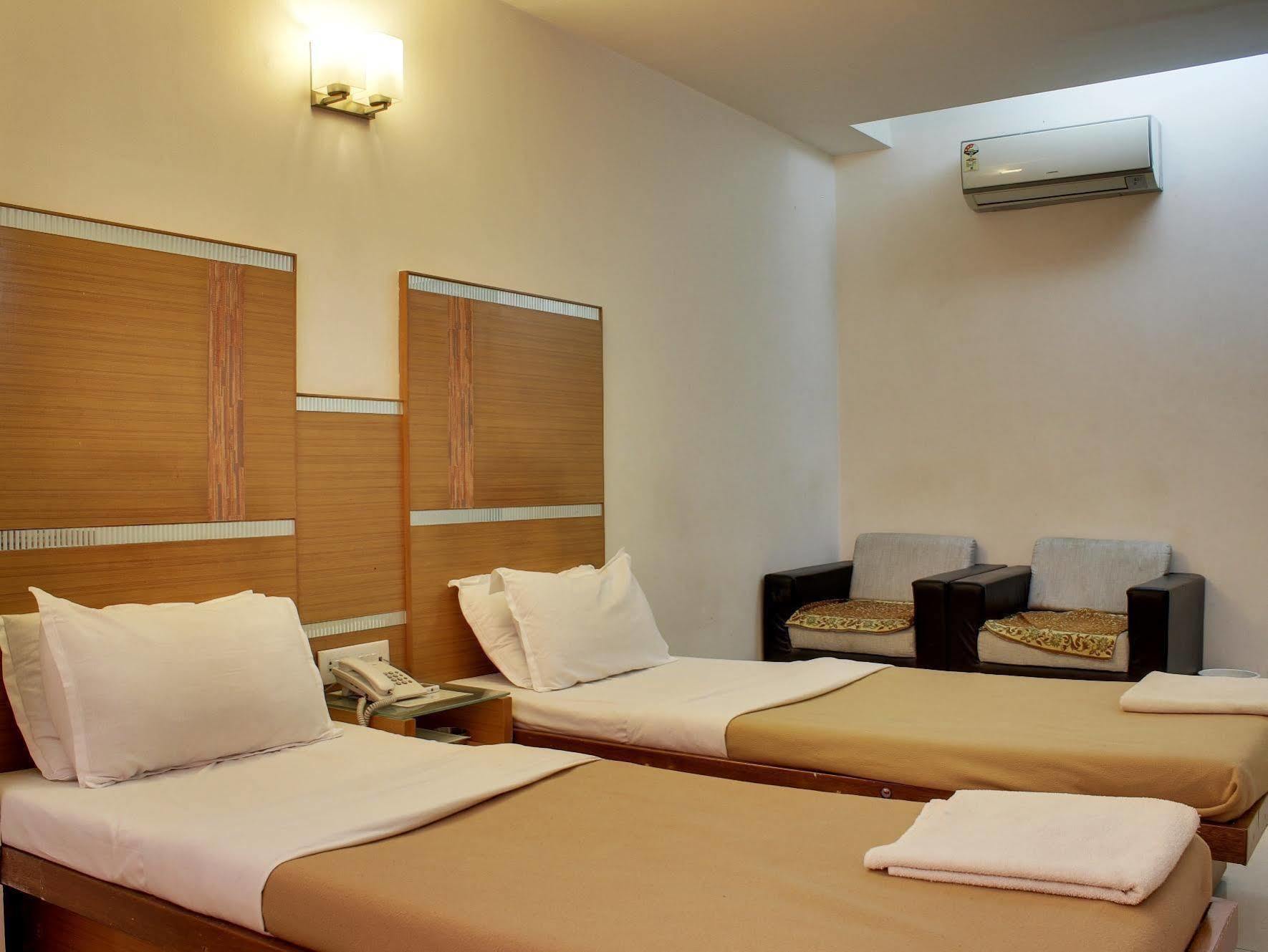 Fabhotel Kadamb Inn Ahmedabad Exterior foto